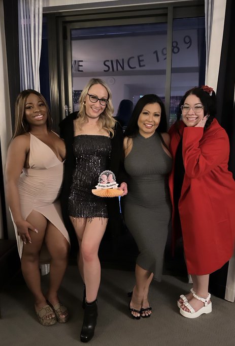 My best girlfriends truly and fully. I am so grateful for you girls. Thank you for celebrating with me<a href="/tag/bestfriends"class="tags"><span>#bestfriends</span></a><a href="/tag/bossbabes"class="tags"><span>#bossbabes</span></a><a href="/tag/fourhorsewomenvibes"class="tags"><span>#fourhorsewomenvibes</span></a>
