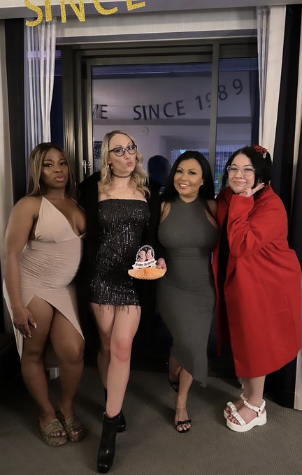 My best girlfriends truly and fully. I am so grateful for you girls. Thank you for celebrating with me<a href="/tag/bestfriends"class="tags"><span>#bestfriends</span></a><a href="/tag/bossbabes"class="tags"><span>#bossbabes</span></a><a href="/tag/fourhorsewomenvibes"class="tags"><span>#fourhorsewomenvibes</span></a>