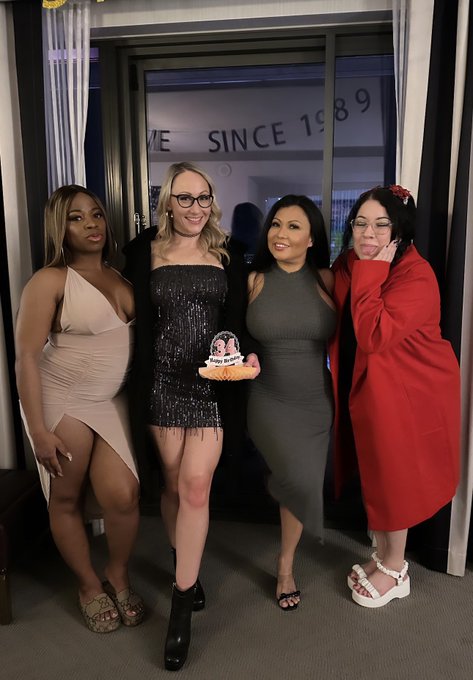 My best girlfriends truly and fully. I am so grateful for you girls. Thank you for celebrating with me<a href="/tag/bestfriends"class="tags"><span>#bestfriends</span></a><a href="/tag/bossbabes"class="tags"><span>#bossbabes</span></a><a href="/tag/fourhorsewomenvibes"class="tags"><span>#fourhorsewomenvibes</span></a>