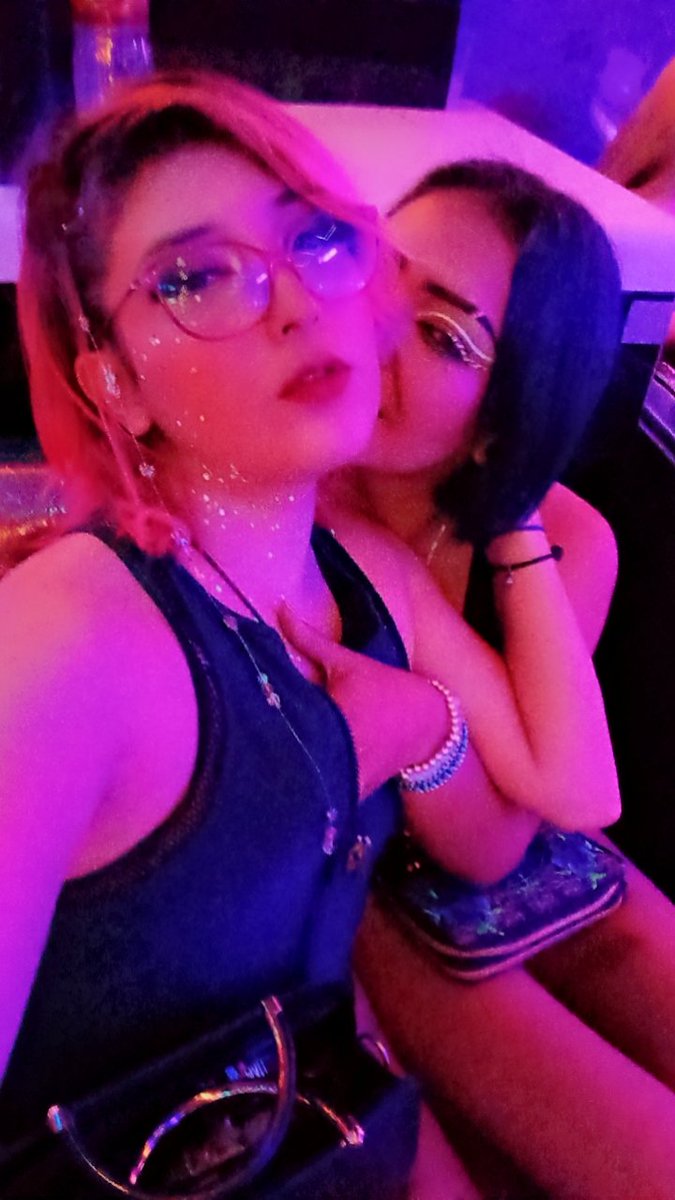 SoyNikitaMx's tweet photo. Las mejores amigas que estamos siempre en las buenas y en las malas 😘🥂🔥
#sabadodetravesuras #SabadoDeMorboYProvocación #SabadoDePutería #SabadoDeLabios #SabadoDeExhibición #sabadrink https://t.co/69TJX8YDco