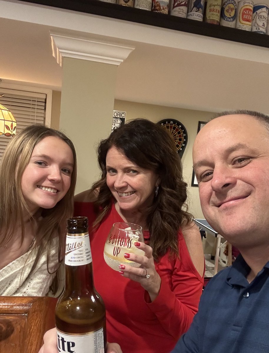 Davetye18's tweet photo. Celebrating the holidays with my sister and niece , little do they know all my mind is thinking about is rizzo and Baez return to wrigley finally next year @SonRanto @crawlyscubs @MattSpiegel670 .  #emotional #cubs #chanps #holidays #blessed https://t.co/cGTYmXh2lF