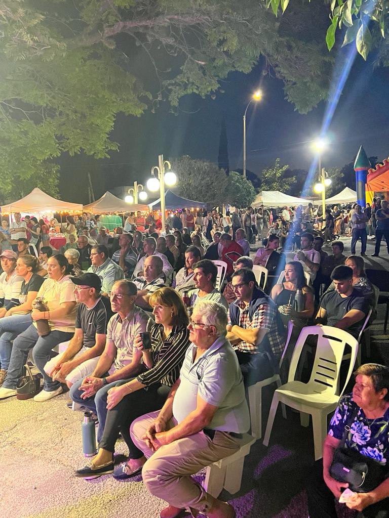 LeoGimenez24's tweet photo. Despedida de año SÚMATE Ecilda Paullier.
Cuando las cosas se hacen bien se renueva la confianza de la gente y el resultado es uno solo,las imágenes dicen más que mil palabras !!!
Seguimos avanzando,juntos !!! https://t.co/wLYDtHiu4O