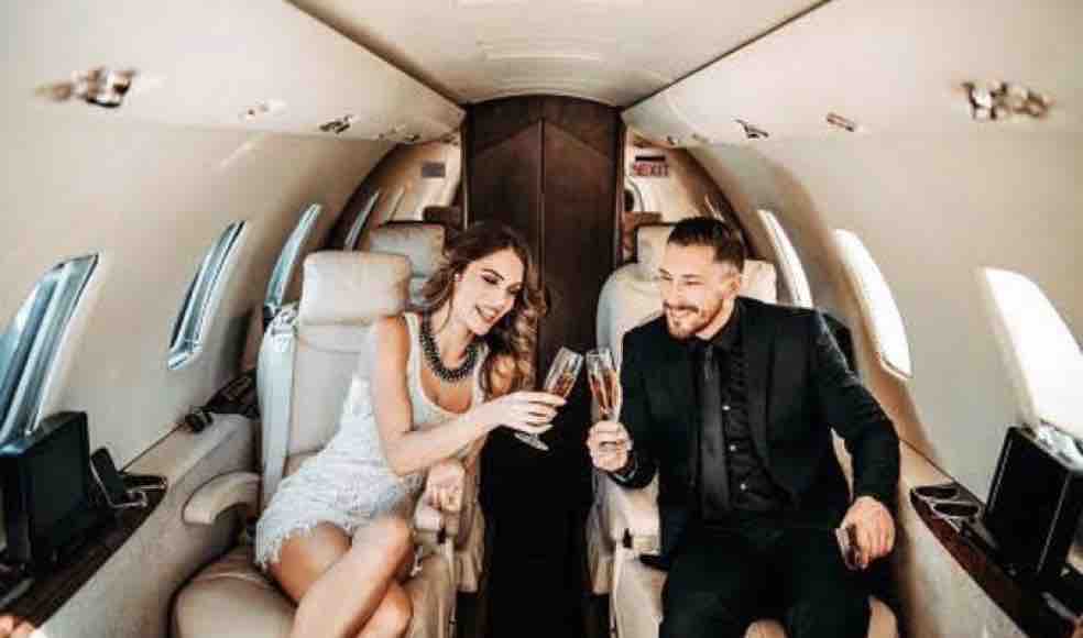 Guarromantico_'s tweet image. El vato de la barbería y la morra que pone uñas en estas fechas.