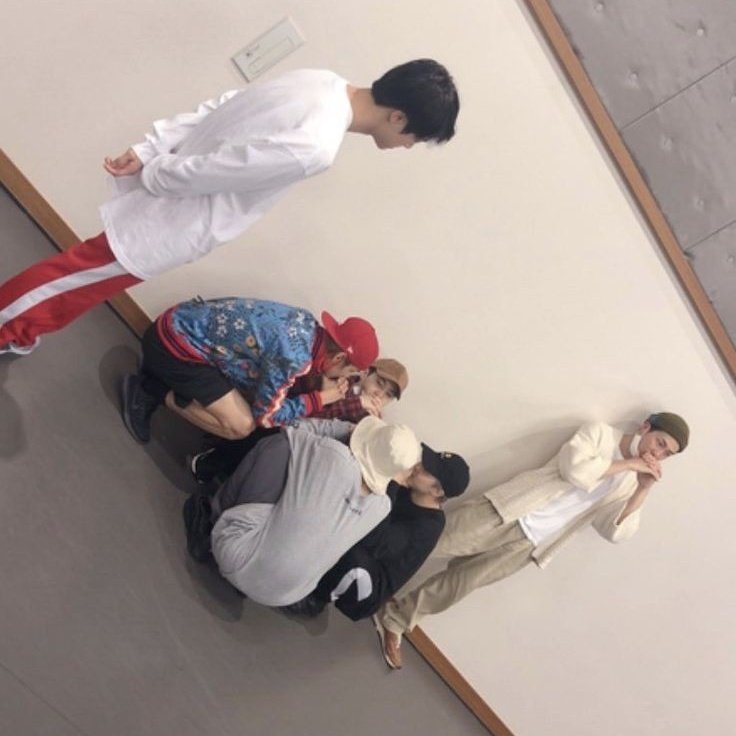 Elliehoseok's tweet photo. Rolês inexplicáveis e aleatórios do bts – A thread https://t.co/1DzeI1xViB