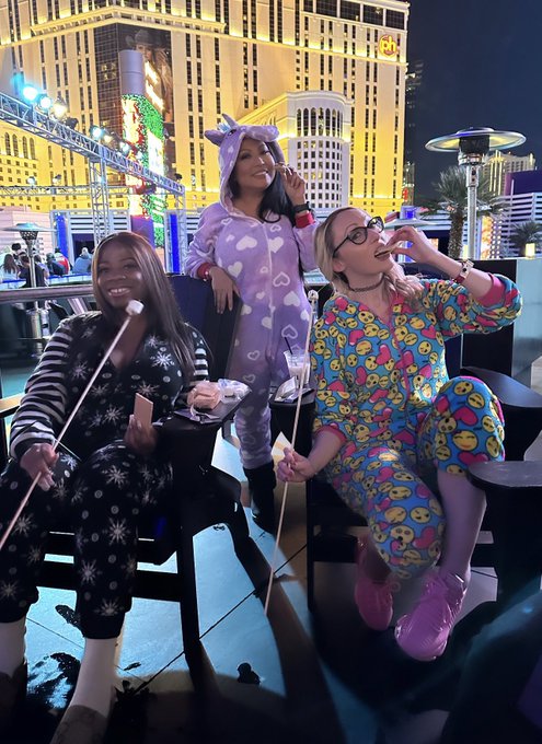 Surround yourself with people you love and who truly love you. 🙌🥰 makes life so simple and fun. @MACGEE22<a href="/tag/queenshit"class="tags"><span>#queenshit</span></a><a href="/tag/bossbabesgetstagetables"class="tags"><span>#bossbabesgetstagetables</span></a>