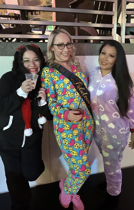 Surround yourself with people you love and who truly love you. 🙌🥰 makes life so simple and fun. @MACGEE22<a href="/tag/queenshit"class="tags"><span>#queenshit</span></a><a href="/tag/bossbabesgetstagetables"class="tags"><span>#bossbabesgetstagetables</span></a>