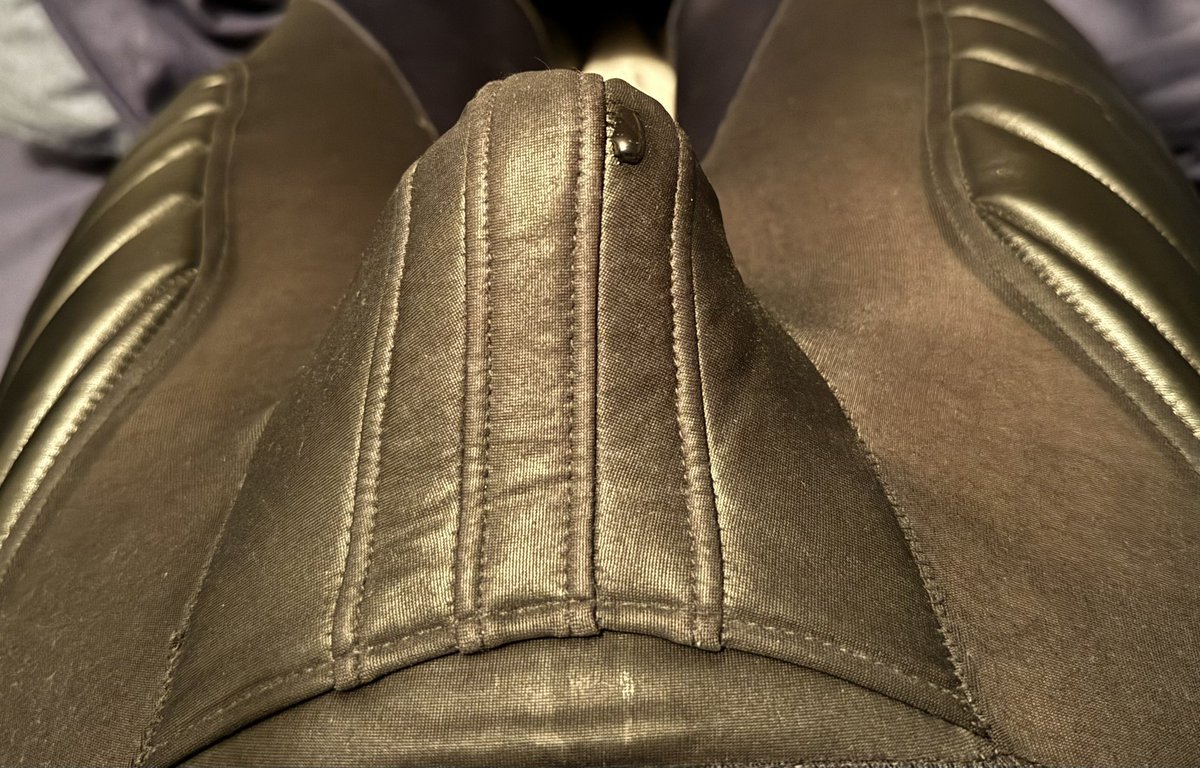 leatherpdx's tweet photo. precum spot coming through even with these thick maskulo pants. who wants to popper me up and make this bulge blow a load? ? #leatherboy #leathersub #leatherbulge #bigbulge #hugebulge #poppers #poppersub #poppermeup https://t.co/eXYhXBlSfZ