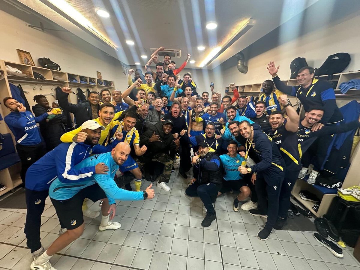 mrjig's tweet photo. Best Christmas tree ever #apoel 💪💪⚡️ https://t.co/3ah36gRWeQ