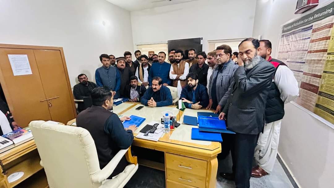 MohUmair87's tweet photo. ڈی جی خان
#PP288
رہنما تحریک انصاف حنیف پتافی کے کاغذات جمع ہونے کے بعد الیکشن کمپین شروع https://t.co/OSa11OBvTY