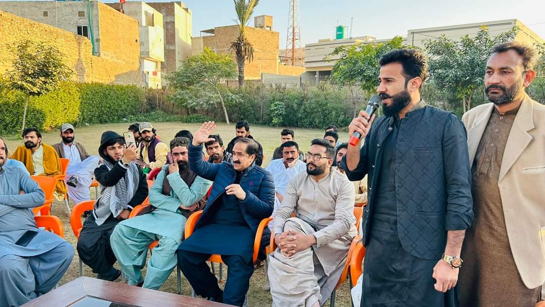 MohUmair87's tweet photo. ڈی جی خان
#PP288
رہنما تحریک انصاف حنیف پتافی کے کاغذات جمع ہونے کے بعد الیکشن کمپین شروع https://t.co/OSa11OBvTY