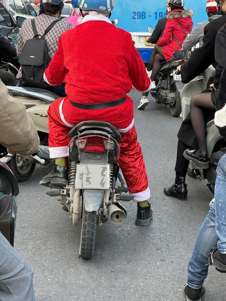Robertson4441's tweet photo. Không biết ông già Noel này đi phát quà hay đi tặng lắc bạc nữa 📷 https://t.co/tuFilDxTqd