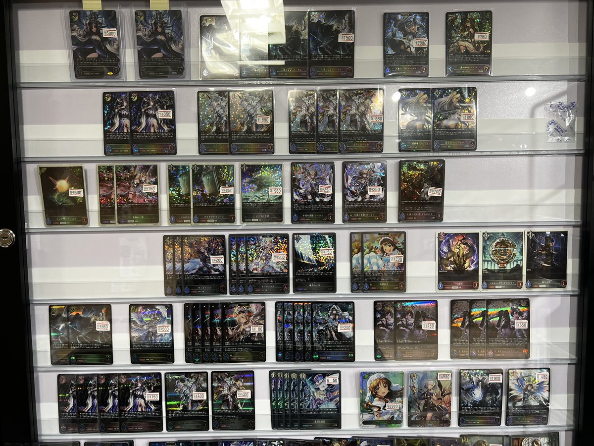 「次元混沌」のカード達もだいぶ値下げしております❗️
周辺相場だとやり過ぎかも知れません。

是非ともご来店ください😀