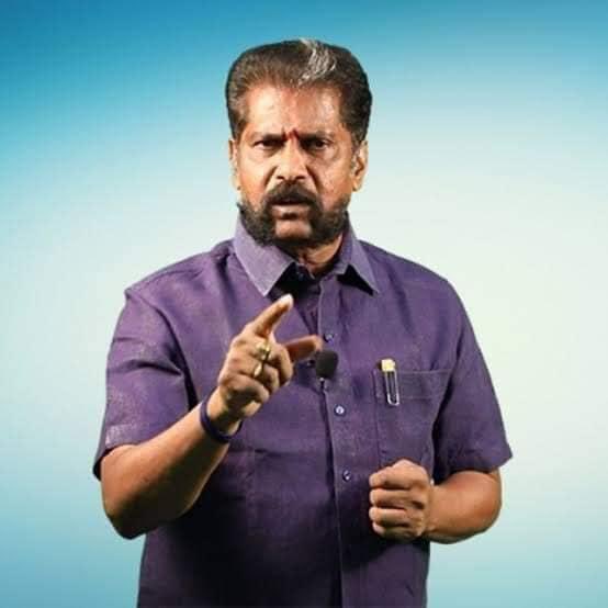 AnbukannanAnb's tweet photo. காவல்துறை நண்பர்களுக்கு எனது வேண்டுகோள்.
இந்த அதிகாரி யாரென்று எங்களுக்குத் தெரியாது. நக்கீரன் கோபாலுக்கு எந்தவிததில் இவரைத்தெரியும் என்பதும் தெரியாது. ஆனால் ஒரு கூலியாள் மஞ்சள பனியன் போட்ட காரணத்தால் வேறு ஒருநபர் தாக்கிய சம்பவத்தில் நக்கீரன் கோபால் வான்டடாக உள்புகுந்து இந்த காவல் அதிகாரி மஞ்சள் பனியன் அணிந்த நபரை சம்பவ இடத்திற்கு செட்ப் செய்து அனுப்பியதாகவும், அதனால் ஏற்படும் பிரச்சினைகளைவைத்து இவர் ஏதோ செய்யப்போகதாகவும் அவரது புத்தகத்தில் எழுதியுள்ளார். இதில் இந்த காவல் அதிகாரியின் தொடர்பு இருப்பது கோபாலுக்கு தெரியவந்திருந்தால் நியாயமாக செய்திருக்கவேண்டியது காவல் உயர் அதிகாரிகளிடம் உரிய ஆதாரங்களோடு இதுபற்றி தெரிவித்திருக்கவேண்டும். அந்த அதிகாரிமீது நடவடிக்கை எடுக்க கோரியும், அப்படி எடுக்காத பட்சத்தில் அவரது ஊடக்திலும், நீதிமன்றத்திலும் இதுபற்றி தெரிவித்திருக்கவேண்டும். பரவாயில்லை அவரது ஊடக விற்பனை பரபரப்பாக்கவே அவர் அவரது ஊடகத்தில் மட்டும் செய்தியாக வெளியிட்டிருக்கலாம். ஆனால் ஒரு உயர்பதவியில் உள்ள காவல் அதிகாரிபற்றி ஒரு அவதூறு செய்திபோடும்போது அதற்கான ஆதாரங்களையும் வெளியிட வேண்டுமே. அதுபோன்ற ஆதாரங்கள் இருந்தால் காவல்துறை அந்த ஆதாரங்களைப் பெற்று அந்த அதிகாரிமீது நடவடிக்கை எடுக்கலாம். ஆதாரம் உள்ளதா? அப்படி இல்லையென்றால் விளம்பரத்திற்க்காகவும், பரபரப்பான பத்திரிக்கை விற்பனைக்காகவும் கோபால் இவ்வாறான பொய் செய்தியை வெளியிட்டிருந்தால் காவல்துறை அவரைக்கைதுசெய்து நடவடிக்கை எடுக்குமா? காவல்துறைமீது களங்கம் கற்பித்த நக்கீரன் பத்திரிக்கையை  இந்த அரசு தடைசெய்யுமா?
@tnpoliceoffl @mkstalin