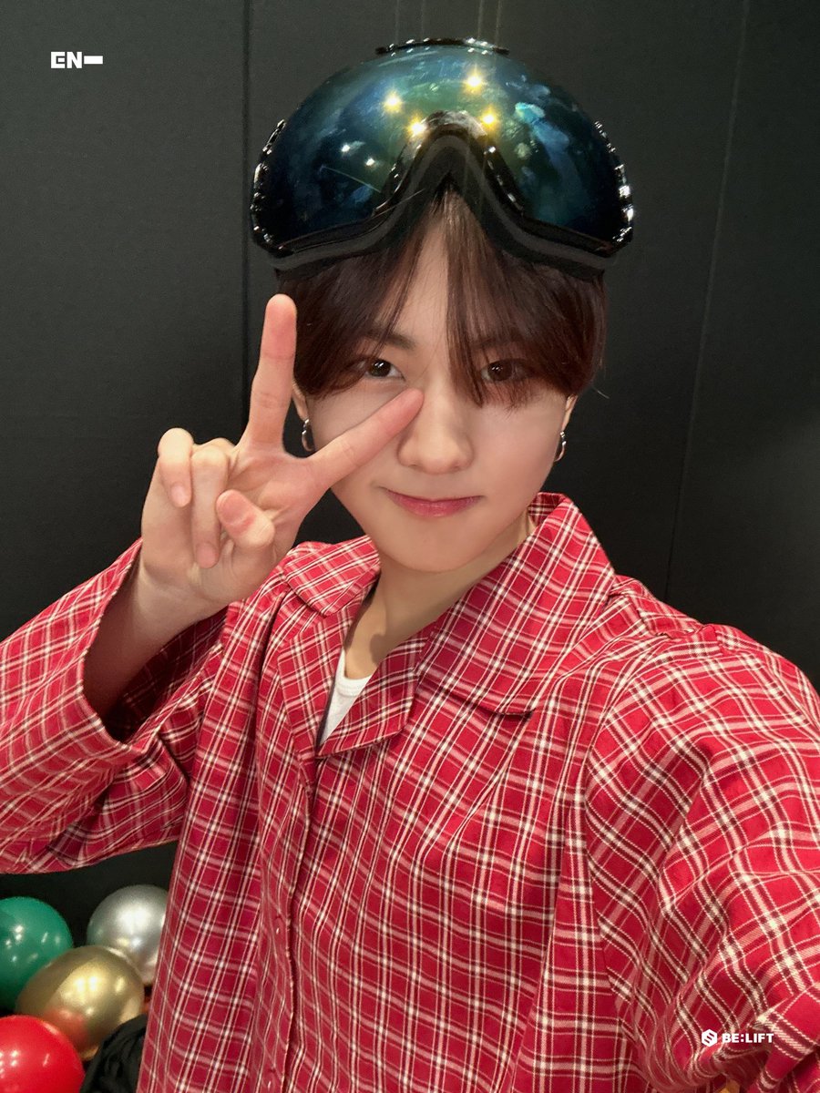 ENHYPEN's tweet photo. 💖 HAPPY HOLIDAY ENGENE 💖

#ENHYPEN #엔하이픈
#햅삐홀리데이 #엔진행복만해
#2023_우리엔진_덕분에_포근했다 https://t.co/Hzv1mUxbhq