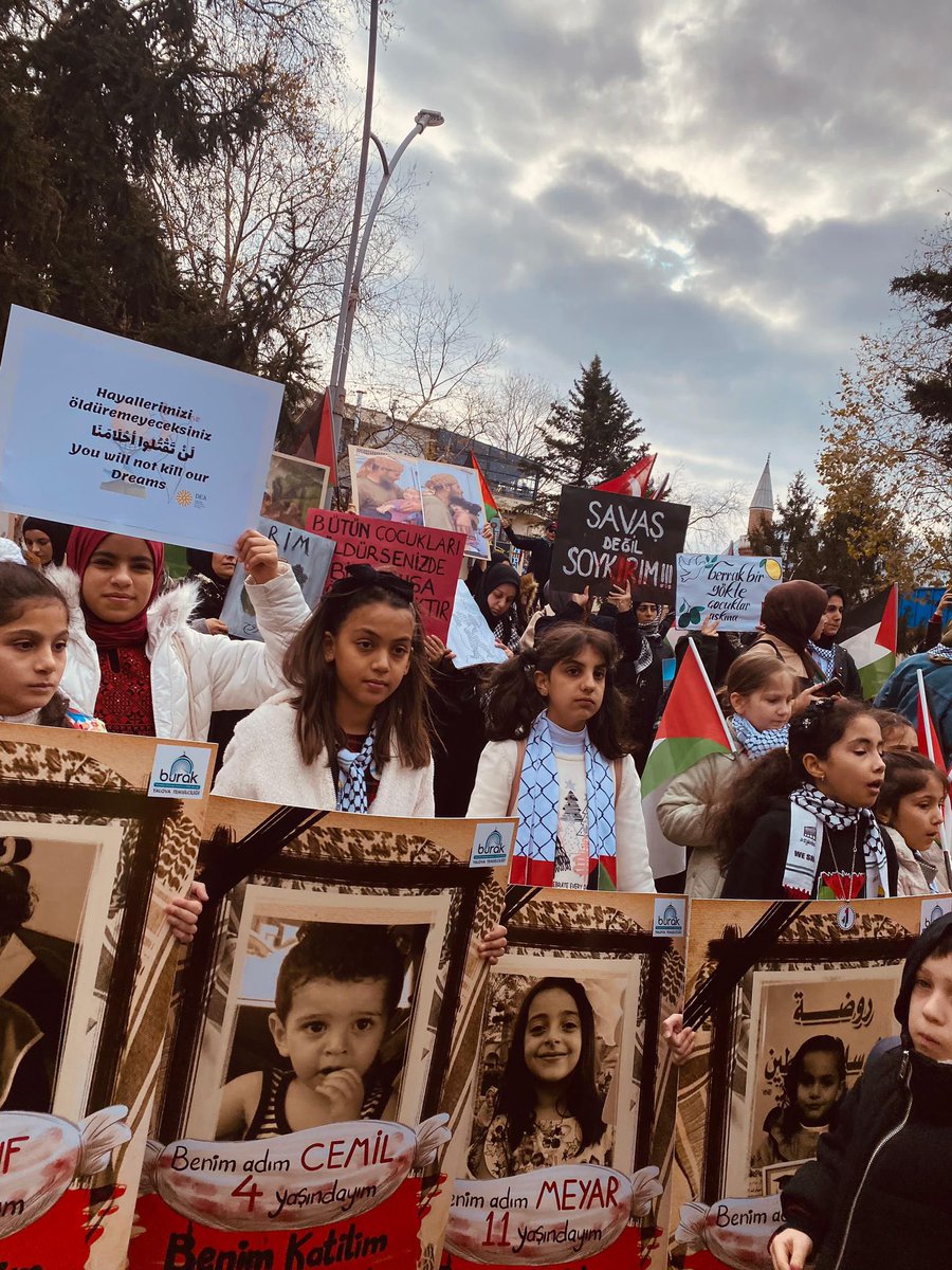 KudusveAksa's tweet photo. Dünyada güç sahipleri otorite sahipleri sussada vicdan sahipleri susmayacak. Yalova da çocuklar konuştu büyükler dinledi. #dünyaşehitçocuklargünü nde bedenleri küçük yürekleri büyüklerden daha büyük olanlar, Gazzede yalananlara tepkilerini dile getirdiler. https://t.co/S1I6XHfexr