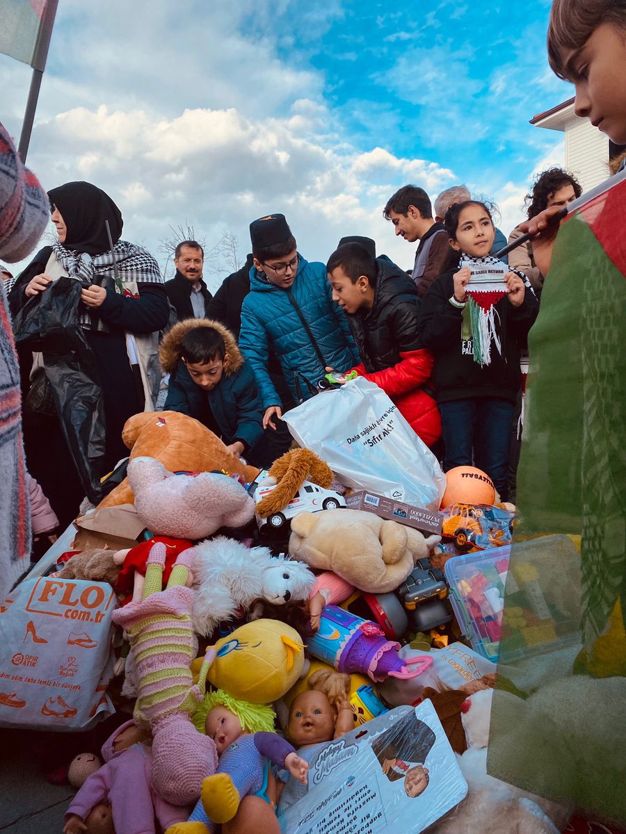 KudusveAksa's tweet photo. Dünyada güç sahipleri otorite sahipleri sussada vicdan sahipleri susmayacak. Yalova da çocuklar konuştu büyükler dinledi. #dünyaşehitçocuklargünü nde bedenleri küçük yürekleri büyüklerden daha büyük olanlar, Gazzede yalananlara tepkilerini dile getirdiler. https://t.co/S1I6XHfexr