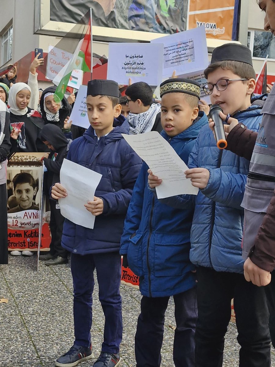 KudusveAksa's tweet photo. Dünyada güç sahipleri otorite sahipleri sussada vicdan sahipleri susmayacak. Yalova da çocuklar konuştu büyükler dinledi. #dünyaşehitçocuklargünü nde bedenleri küçük yürekleri büyüklerden daha büyük olanlar, Gazzede yalananlara tepkilerini dile getirdiler. https://t.co/S1I6XHfexr