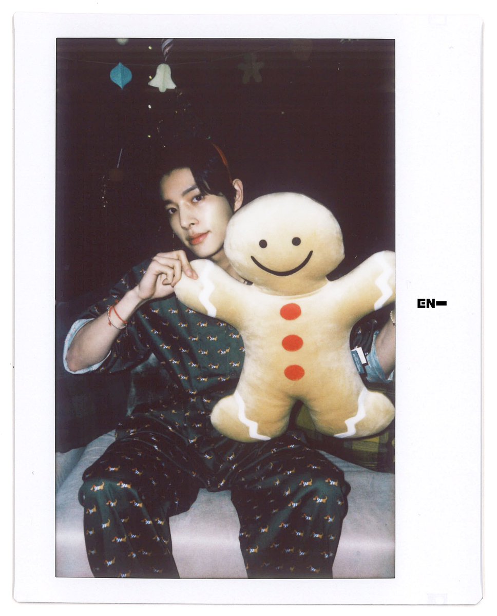 ENHYPEN's tweet photo. 💖 HAPPY HOLIDAY ENGENE 💖

#ENHYPEN #엔하이픈
#햅삐홀리데이 #엔진행복만해
#2023_우리엔진_덕분에_포근했다 https://t.co/aBVNBbjnYL