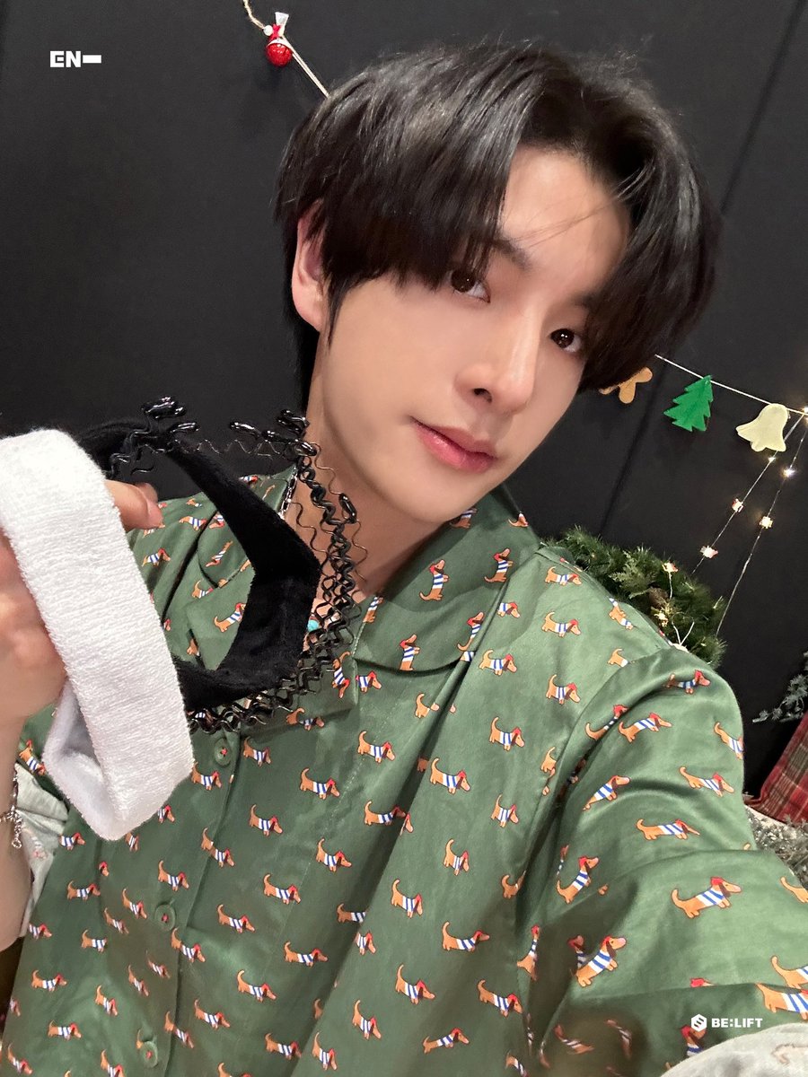 ENHYPEN's tweet photo. 💖 HAPPY HOLIDAY ENGENE 💖

#ENHYPEN #엔하이픈
#햅삐홀리데이 #엔진행복만해
#2023_우리엔진_덕분에_포근했다 https://t.co/aBVNBbjnYL