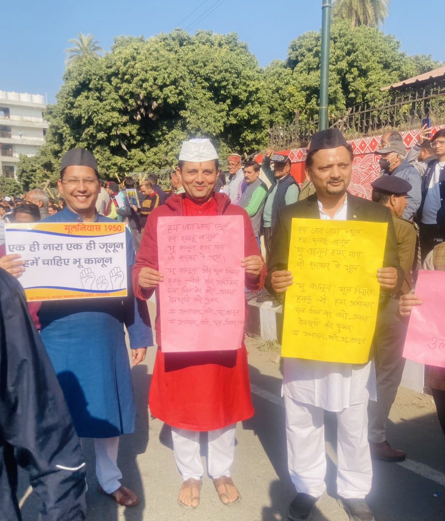 prakashbahuguna's tweet photo. मूल निवास उसका जो आज भी गेंहूँ चावल कोदा झंगोरा दाल भट्ट गौथ घी दूध पैदा कर दुर्गम पहाड़ों में अपनी आजीविका कमा रहा है,
मूल निवास उसका जो रोज बरसात में भूस्खलन, सर्दियों में बर्फ और पाले से जद्दोजहद करता है,
#मूल_निवास_स्वाभिमान_रैली
#मूल_निवास_1950 
#उत्तराखंड_मांगे_भू_कानून + https://t.co/Nn2oZpmF1R