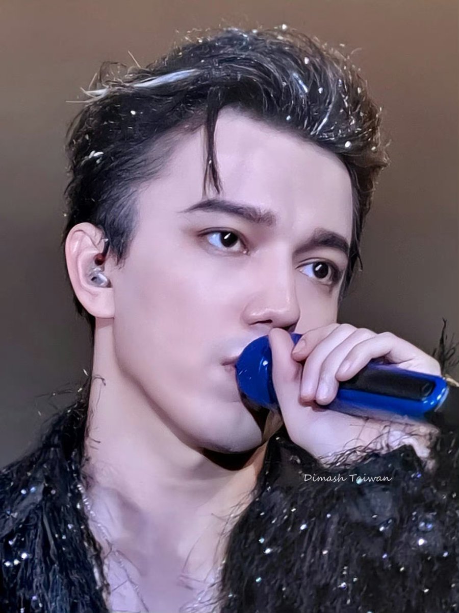 luckyish's tweet photo. 玩得真欢脱,encore后依依不舍还在跟dears说话,被直接推进后台的宝贝希希。哈哈哈…
相机拍出来不到他本人的一半美貌,真的帅。
太长的视频就不发了…
新歌Smoke和爵士风的When I’ve Got You真的好听
#迪玛希
#Dimash
#DimashKazakh
#DimashQudaibergen
#DimashAngelicVoice https://t.co/klpKVC1mBl