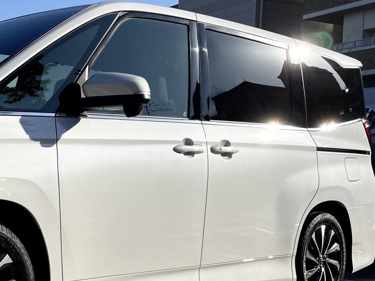 洗車動画を見過ぎて意欲半端ないけど賃貸なので洗車機で我慢。
洗車機入れる前のフォームガンと、メッキのスケール除去だけは外せない。
あと、くっそ安いピラーガーニッシュ接着。
これでガラスとの一体感出た気がする。
傷んだら張り替える、の精神。
#TOYOTA #ノア #洗車