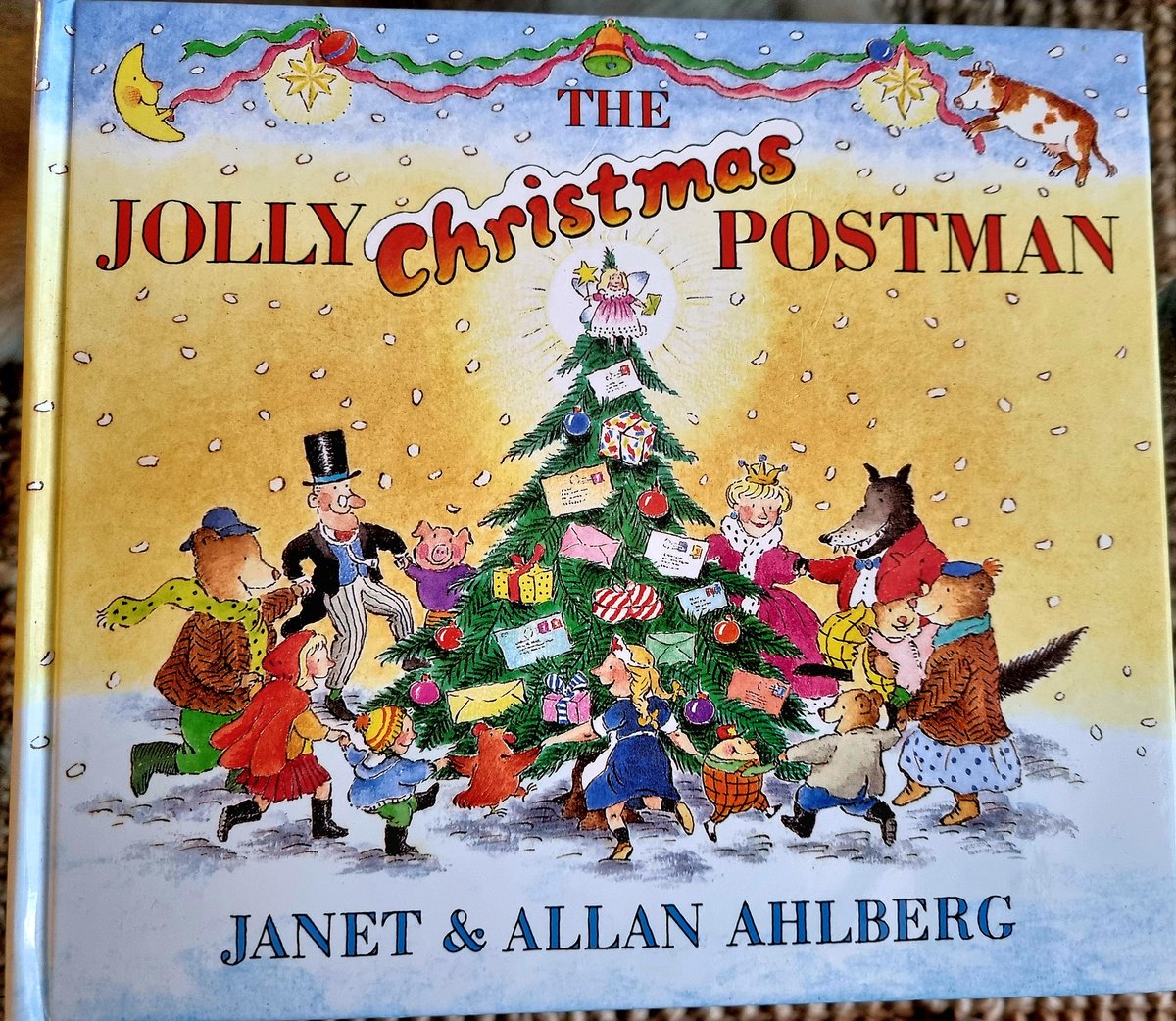 LAJwriter's tweet image. From my #ChristmasLibrary, #1 of this year&apos;s #Top10: Janet &amp;amp; Allan Ahlberg&apos;s enchanting #TheJollyChristmasPostman. The illustrations evoke my childhood. The text, like good #Panto, works for both kids &amp;amp; adults. And the pull-outs &amp;amp; puzzles are magical. More images to come... 1/2