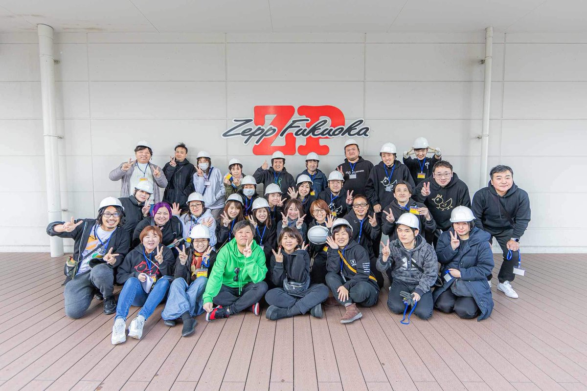 tamuyorke's tweet photo. タムココサロンのZepp忘年会は4回目！大阪→札幌→名古屋とZeppツアーやってるwww今年は極寒の福岡で！素人のオッサンとオバハンの本気のカラオケwww

忘年会をなんでわざわざZeppでやるの？

そうなんです。笑

素人のオッサンとオバハンのカラオケでしょ？

そうなんです。笑

なんで、わざわざ福岡までお金払って聴きに行かなアカンの？

そうなんです。笑

仰る事は最も過ぎて、グゥの音も出ないwww

ただ、毎年、そんな意味不明のZepp忘年会に来て、泣いてる出演者もスタッフも来てくれた人たちもいる。

収支だけを考えたらサロン以外でもドンドン集客すれば良い。「とにかく来てよ、最高だから」「コレに来ない奴はアホちゃうか」と私は腹の底から言える忘年会はやって来た。

だけど、私の事を信用してくれて、タムココサロンを大好きで居てくれて、年齢も仕事も肩書きも住んでる場所も関係なく、誰よりも前のめりで楽しむ気満々の人たちだからそういう人たちしか居ないから作り出せる最高の時間だと思ってるから、収支の為の集客はしないって決めてる。

今年も去年を超える忘年会を、来てくれた人が来て良かったと言ってくれる時間を、ただソレだけを目指してやると、規模も予算もドンドン上がる。

叶える為に、サロン以外でも…が過ぎらなくもない。だけど、やっぱり、"自分が1番大切にしたい事"をブラさずやって良かった。

何もコレは忘年会だけじゃなくて、ついつい目の前に追われて、"大切にしたい事"がわからなくなる、ブレてしまう時がある。

一体、自分は何がしたいのか。一体、どうなる事がハッピーな結末なのか。

今年も"1番大切にしたい事"を貫けたZepp忘年会ができて良かった。

ソレもコレも「最幸」を信じてくれたタムココサロンに居てくれる仲間のお陰。最幸を叶えてくれて、ありがとう。