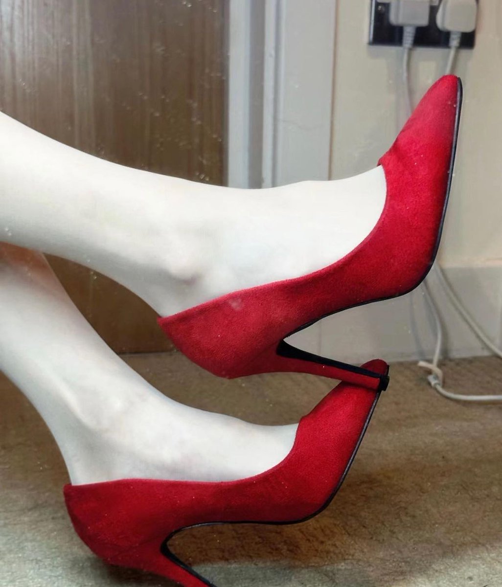 snowlymilk's tweet photo. クリスマスなので、赤いヒール👠
#裏アカ女子 #裏アカ男子と繋がりたい #足フェチ #脚フェチ #生足 #ハイヒール #ヒール #ヒールフェチ https://t.co/nYl9SMIiYo