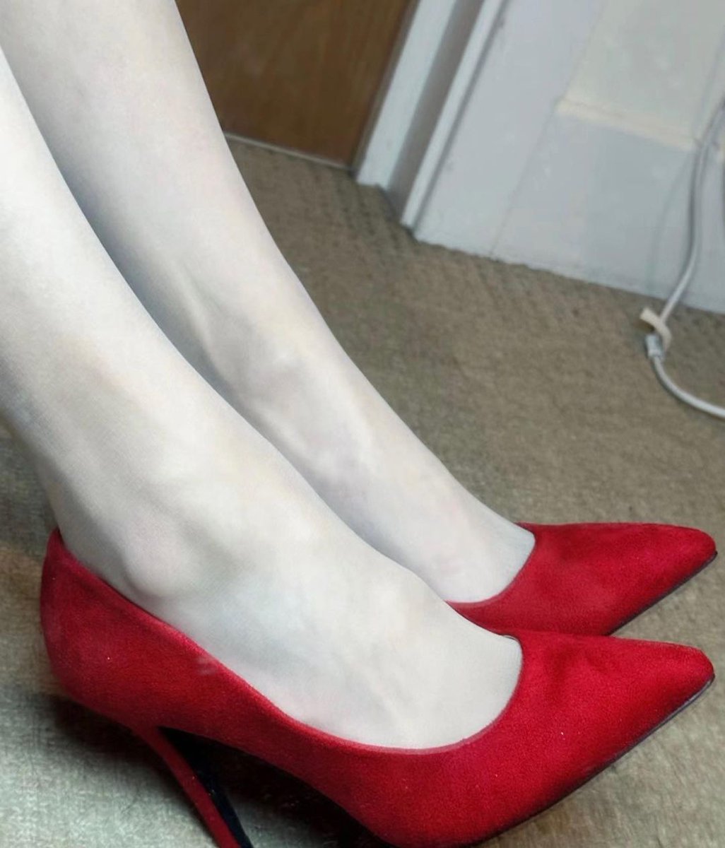 snowlymilk's tweet photo. クリスマスなので、赤いヒール👠
#裏アカ女子 #裏アカ男子と繋がりたい #足フェチ #脚フェチ #生足 #ハイヒール #ヒール #ヒールフェチ https://t.co/nYl9SMIiYo