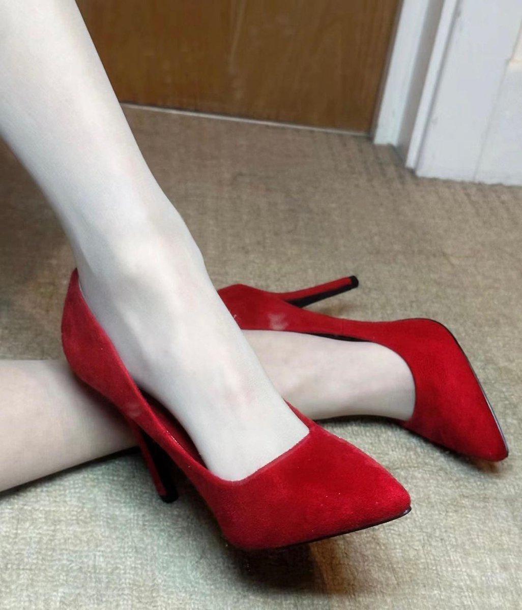 snowlymilk's tweet photo. クリスマスなので、赤いヒール👠
#裏アカ女子 #裏アカ男子と繋がりたい #足フェチ #脚フェチ #生足 #ハイヒール #ヒール #ヒールフェチ https://t.co/nYl9SMIiYo