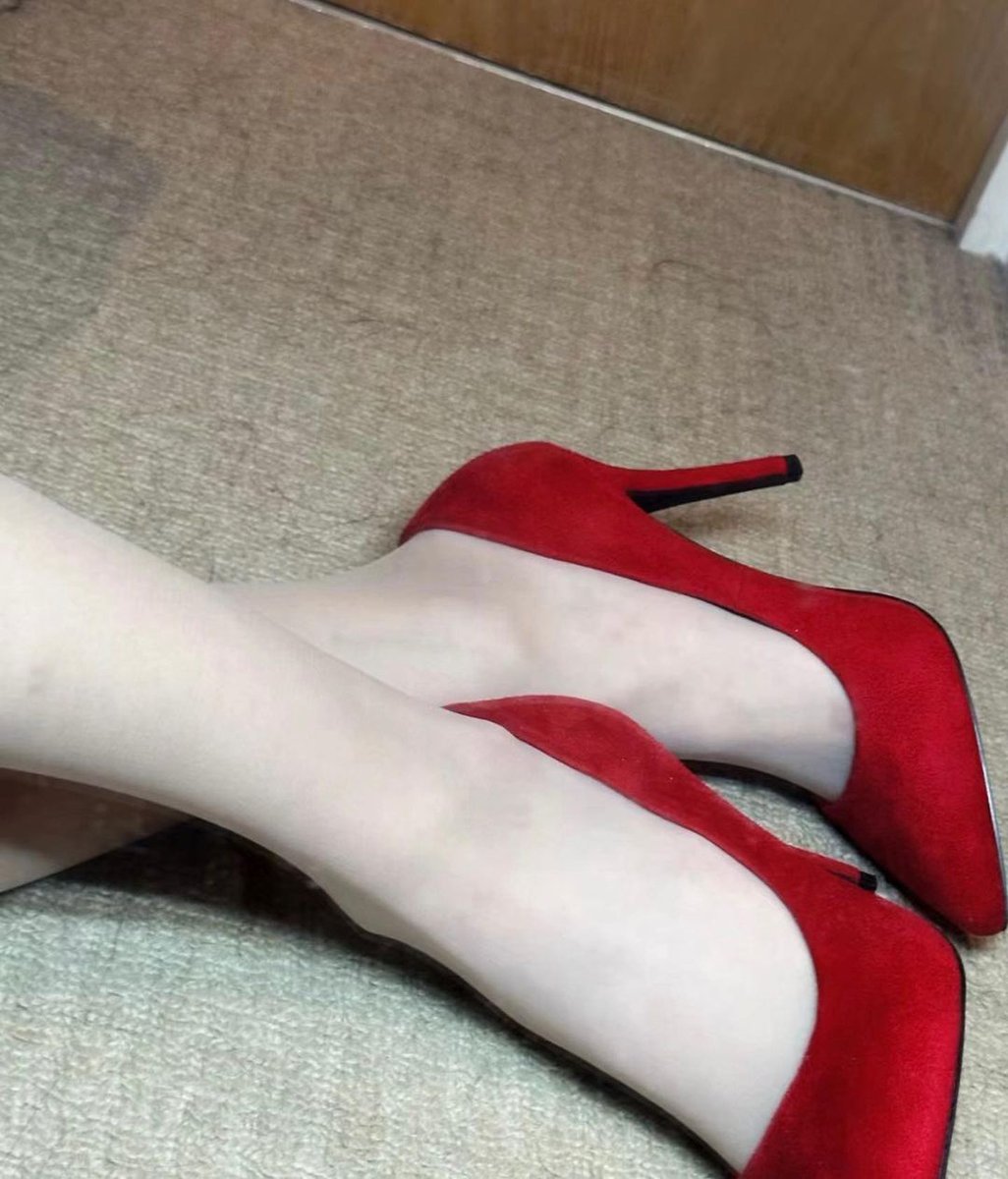 snowlymilk's tweet photo. クリスマスなので、赤いヒール👠
#裏アカ女子 #裏アカ男子と繋がりたい #足フェチ #脚フェチ #生足 #ハイヒール #ヒール #ヒールフェチ https://t.co/nYl9SMIiYo