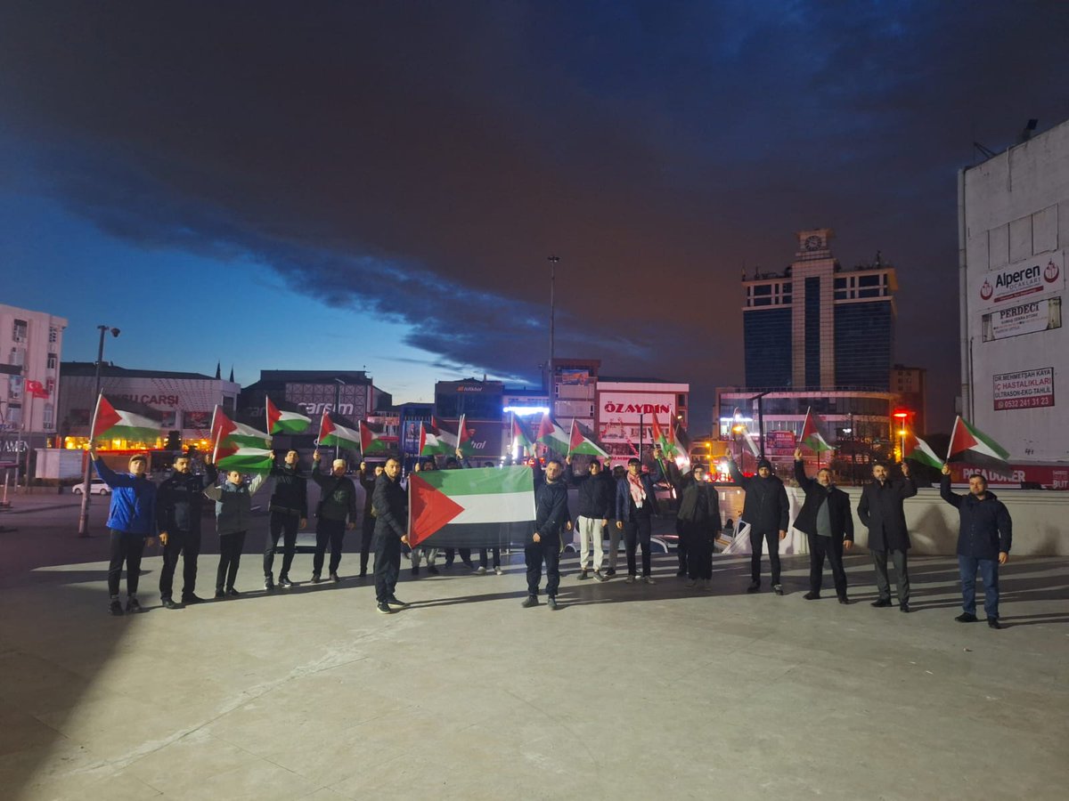 PsEsenyurt's tweet photo. Gazze'deki kardeşimizin  yanında olduğumuzu  belirtmek için sabah namazından sonra dua edip  bayraklarımızı açtık.

Her daim Kudüs davasının yanında olduğumuzu belirtiyoruz.. https://t.co/j7Wm2qTlLL