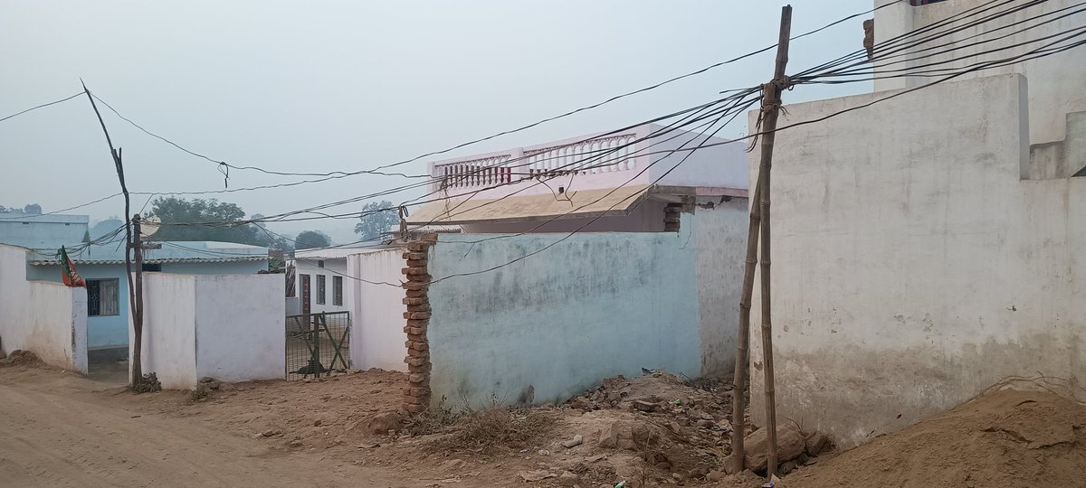 sinhaoffice's tweet photo. @mpeastdiscom Unsafe LT domestic wiring near my residence at Ward No. 07 poses a serious fire risk. Urgently inspect and rectify before December 28 to ensure community safety. https://t.co/rsXuJooakF