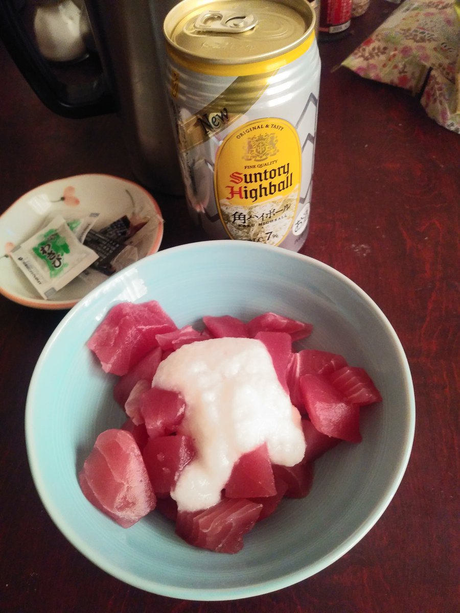 TsumTsuntsu's tweet photo. お疲れ様でした☺️
今日も残業して頑張りました。帰宅してシャワー浴びてさっぱりした、「まぐろやまかけ」とハイボール頂きます😋 https://t.co/8j3SggnXIc