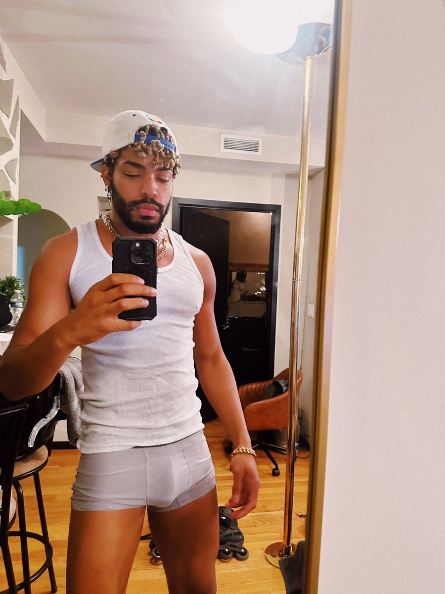 BULLYF3ET's tweet photo. have a ton of old socks, underwear, and jockstraps i wanna get rid of... hmu if you wanna buy a pair before they go in the garbage 👃🏽🧦  i usually don't sell worn gear so consider this a limited holiday offer 😉 https://t.co/gusDuj8OsO