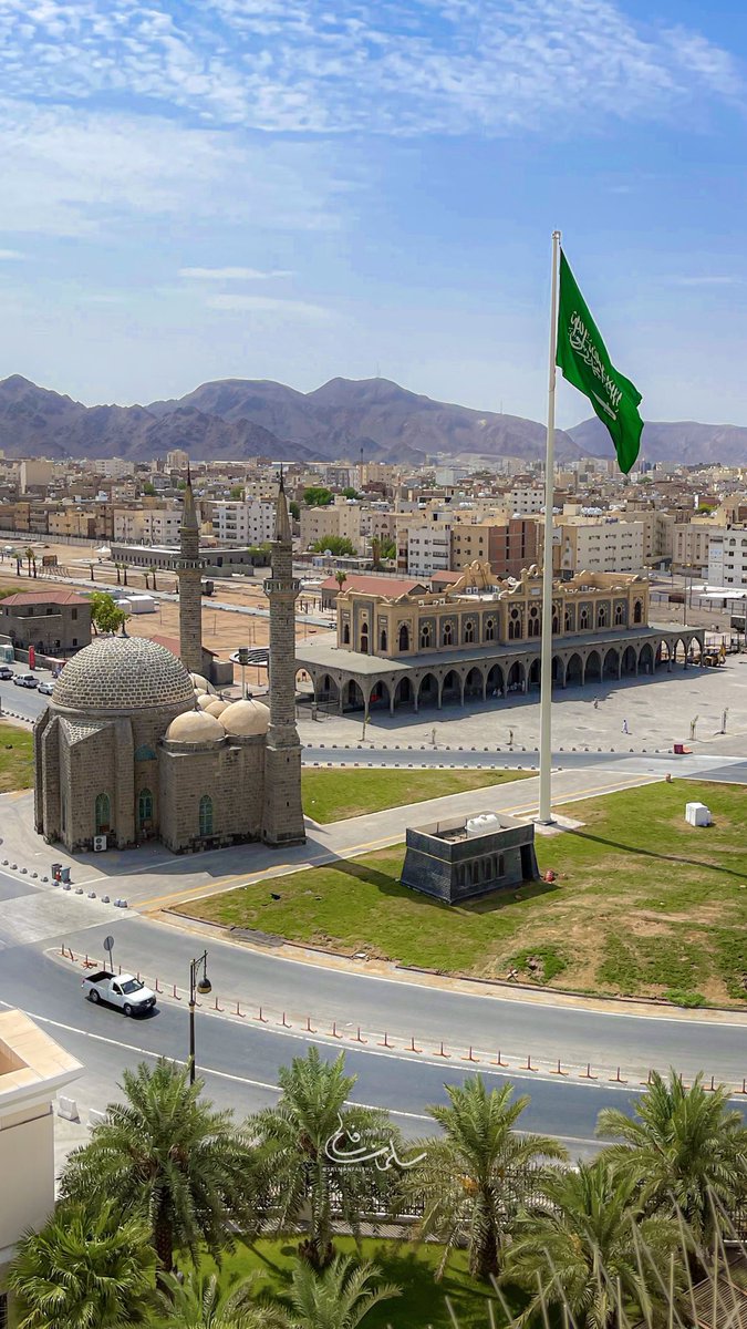 Emam_1991's tweet photo. تأملت الصورتين أكثر من مرة ..
لفت نظري التصحر الموجود في الصورة اليسرى .. مقارنة بالنخيل والأشجار في الصورة اليمنى ..
..
أتمنى أن تكون الصورة اليمنى هي الأحدث وليس العكس .. 
#المدينه_المنورة https://t.co/3wzdMwBO1V