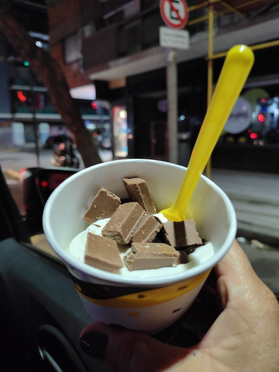 merysinfiltro's tweet photo. Fui a @McDonalds a comprar un mc flurry de kit Kat y siento que me estafaron. Lo que me entregaron no se parece en nada al que hay en el cartel. Pague $2150 por algo que no lo vale. El de la derecha es el que publican. El de la izquierda es lo que me dieron. Vergüenza!!!! https://t.co/f6B9x0wTlA