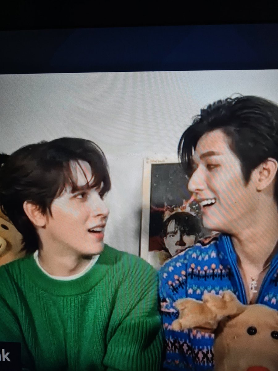 AshBTS_BL's tweet photo. This online fanmeeting was so much fun!! Mos and Bank are the sweetest!!
@Bank_mondop @mos_psl @blovedent #Mosbank #MBxMistletoeMagicxUSA
#MBxUSAonlineFanmeet #blevents #boyslove
#starhunterentertainment #BlovedxMBFM
#blovedevents #holiday https://t.co/V65nFs6f9d
