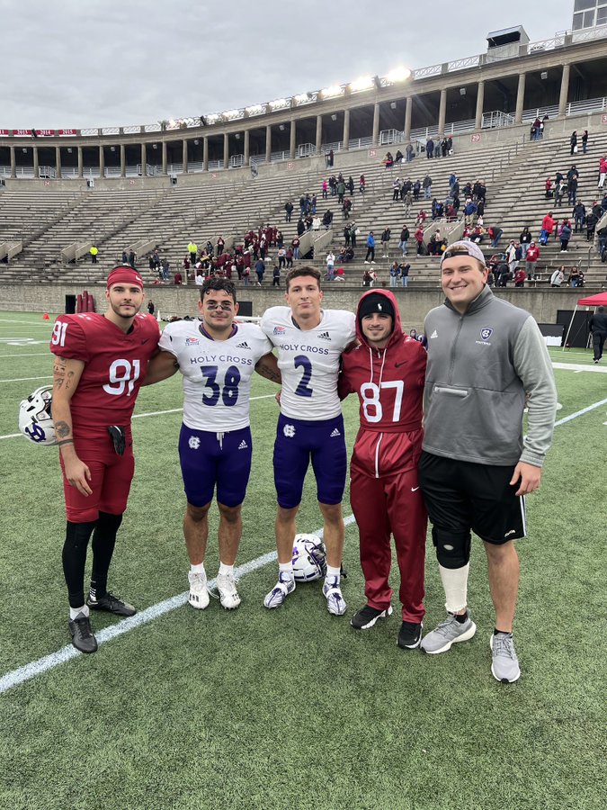 SJR Football Alums embracing the brotherhood at the next level postgame! Harvard vs. Holy Cross #StudentAthletes @sebastientasko @FrankieMonte5
@tspence29 @gavinsharkey5 @PatMcMurtrie_64
@HarvardFootball @HCrossFB
#SJRFOOTBALL #VIRFidelis