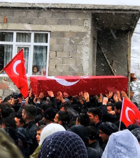 “Başın sağ olsun” aslında yaran iyileşsin demektir ve doğru kullanımı başın sağalsındır. 

Baş, yara demektir; sağalmak ise iyileşmek anlamına gelir. Yani başın sağalsın derken “yaran iyileşsin” deriz. 

Yaralar iyileşir mi, onu da kaybeden bilir. Hepimizin başı sağ olsun.