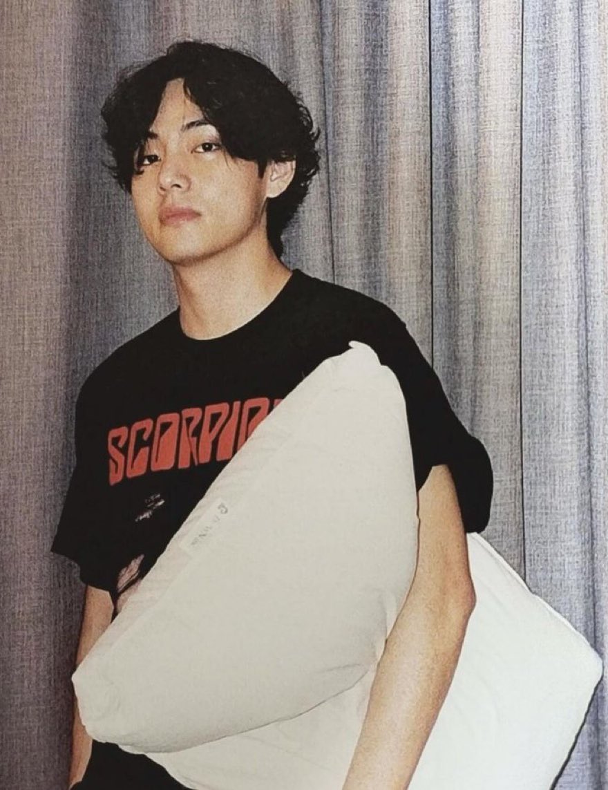 Taehyungimpact's tweet photo. Look at Taehyung 🥹 https://t.co/5hz1FiwPV0