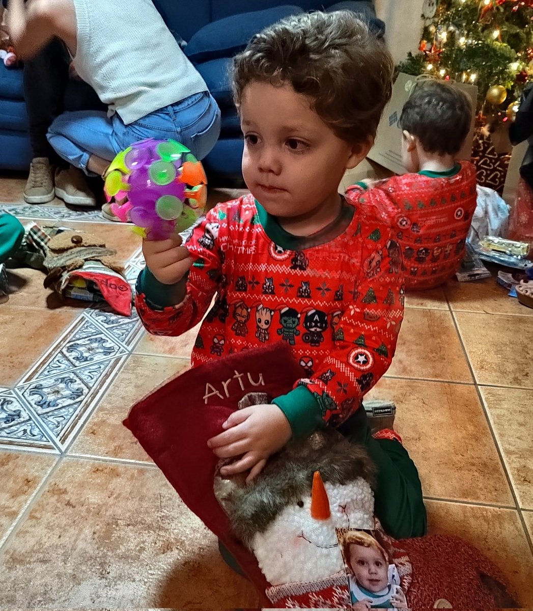 S0L_twit's tweet photo. Artu abriendo regalos: "mamá, un virus!!" #Pandemials https://t.co/h21Ygmqpik