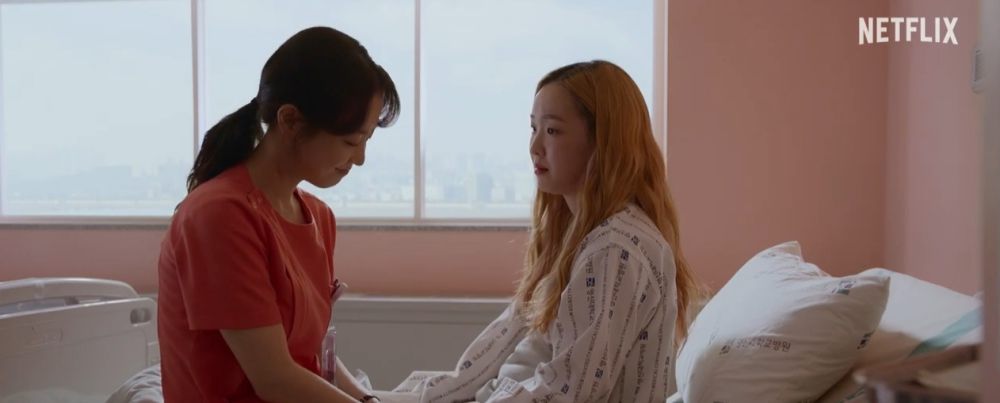 aprilliouz's tweet photo. Salah satu pasien yang paling berat dihadapi Da Eun pada drama daily dose of sunshine, adalah Jae Hui, seorang penyintas  Borderline Personality Disorder atau Gangguan Kepribadian Ambang.

Pada episode ini diceritakan bahwa awalnya Da Eun berinteraksi dengan Jae Hui, namun Da Eun tidak sadar bahwa respon yang diberikan pada Jae Hui membuat Jae Hui sebegitu merasa senangnya, dan bersikap berlebihan. Namun ketika sikapnya tersebut diminta untuk lebih dikendalikan, Jae Hui mengamuk.
Seperti itu gambaran gejala BPD.
BPD berpengaruh pada cara berpikir penyintasnya. Ia melihat dunia menjadi hitam putih secara ekstrem. Ini juga yang menjadi alasan penamaannya sebagai gangguan kepribadian ambang. Menempatkan posisi penyintasnya seperti ada di ambang (ujung).
Jae Hui amat mendewakan Da Eun dan sebegitu antusiasnya kala Da Eun memvalidasi perasaannya, namun seketika ia marah dan membenci Da Eun ketika Da Eun tak sependapat dengannya.

Beberapa gejala yang muncul pada penyintas BPD ini diantaranya:
-Ketakutan yang begitu besar akan penolakan dan takut ditinggalkan.
-Relasi yang seringkali bermasalah (berkaitan dengan ketergantungan, sensitivitas tinggi akan penolakan, sering mudah berkonflik).
-Suasana hati yang mudah berubah. Spektrum ini mirip seperti bipolar sehingga butuh penanganan ahli untuk membedakannya. Suasana hati ini termasuk sikap fanatisme, kemudian bisa membenci secara tiba-tiba.
-Tindakan yang impulsif.
-Self image yang buruk. membenci diri secara berlebihan, apalagi jika mengandalkan sikap orang lain padanya sebagai patokan.

Apa penyebab seseorang memiliki borderline personality disorder?
Belum bisa dipastikan penyebab pasti masalah mental ini apa, namun ada beberapa kemungkinan yang menjadi pemicunya, diantaranya:
-Faktor genetik, atau kemungkinan riwayat penyakit yang sama dari orang tua.
-Trauma di masa kecil.
-Pengalaman buruk seperti pengabaian ataupun tindak kekerasan.
-Faktor biologis yang melibatkan permasalahan di otak, seperti perubahan zat kimia yang ada pada otak.

Penyintas dengan BPD ini seringkali mendapat penilaian negatif dan dianggap merepotkan. padahal sebenarnya mereka pun kesulitan dengan gangguan ini. seperti yang dikatakan dalam dialog pada daily dose of sunshine
"Satu kata dan tindakan orang lain bisa membawa pasien ke surga dan neraka" dengan kata lain, mereka pun tentu saja tersiksa karena merasa terlempar dari ujung ke ujung secara jauh.

Namun perlu diketahui, bahwa banyak dari penyintas BPD ini sudah bisa bersikap lebih adaptif, selama mendapat penanganan yang tepat dari profesional dan rutin menjalani pengobatan.

Perlu diingat, tulisan ini sama sekali tidak membenarkan self diagnosis.
Beberapa gejala adalah hal yang bersifat umum, seperti soal mood, soal masalah relasi, atau tindakan impulsif, itu bisa terjadi dalam berbagai persoalan.
Sehingga, diharapkan untuk menemui profesional untuk mendapatkan diagnosis yang akurat dan bisa dipertanggungjawabkan.