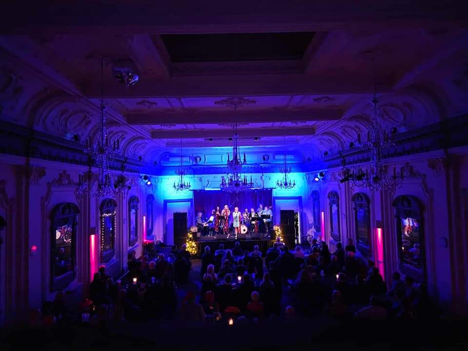 J_Bella_S's tweet photo. A week ago at the stunning #BushHall #London with glitter ball we left 2023 & our troubles on the doorstep, danced like no one was watching thanks to #MariWilson & Band. Her beautiful, sultry tones are entrancing. My images of an unforgettable evening
@MissBeehive @Bushhallmusic https://t.co/SpJ2w10ez1