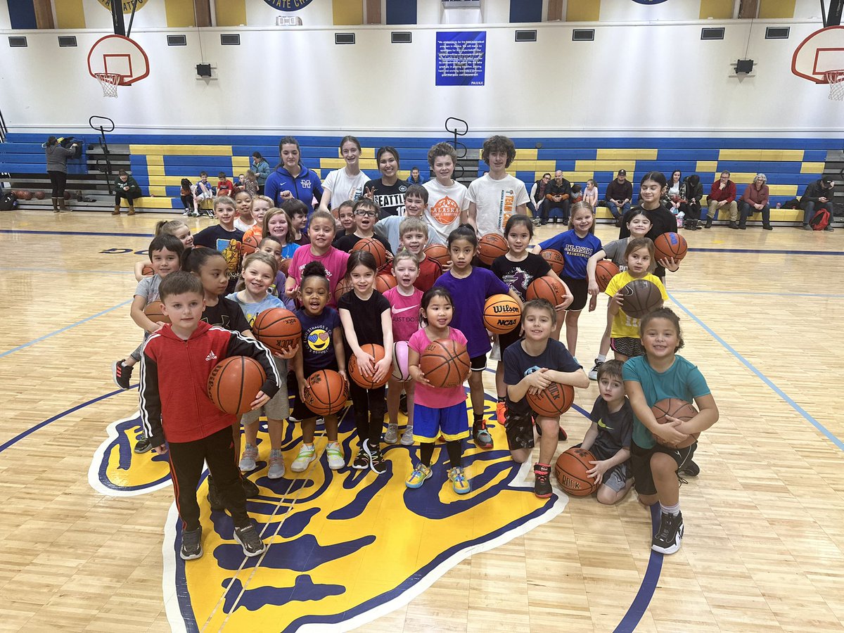thefullcurl's tweet photo. What a blessing today to be able to provide a free 🏀 clinic to 70 Fairbanks kids. So grateful to my boys &amp; girls basketball players and coaches for helping provide this opportunity. #THEMONROEWAY #GORAMS https://t.co/gM1L4lnd0w