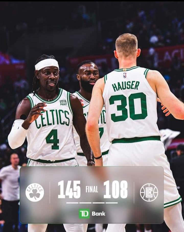 CelticsNationIt's tweet photo. #CelticsTalk #RS #GAME28
#CELTICS @ #CLIPPERS 145-108
💚I Celtics vincono la 3ª partita del loro tour a ovest dominando una delle squadre più in forma del momento e mettendo i puntini sulle i sul loro momento.
Non fosse stato per quel pazzo quarto quarto a Golden State saremmo sulla linea della perfezione nel mese di dicembre.
Il record continua ad essere il migliore a est (22-6) ma Milwaukee non molla a mezza partita di distanza..
💚Quando la squadra di coach Mazzulla tira con queste percentuali dalla distanza (25-53 47%) non ce n’è per nessuno.
Poco importa manchi Porzingis perché i 30 punti di Tatum accompagnati dai 24 di Brown, i 20 di Holiday e i 18 di White sono più che sufficienti per spazzare via i losangelini sbagliati.
💚Ottima la partecipazione alla vendemmia dei panchinari Queta in doppia doppia con 14 punti e 10 rimbalzi e il solito Pritchard di questo scorcio di stagione con 9 punti e un Brissett finalmente sciolto con 12 punti con entrambi 3 triple a segno.
Ora sotto con l’ultima partita del tour che resta la più importante sia per la data Natale 🎅 sia per l’avversario i #Lakers.