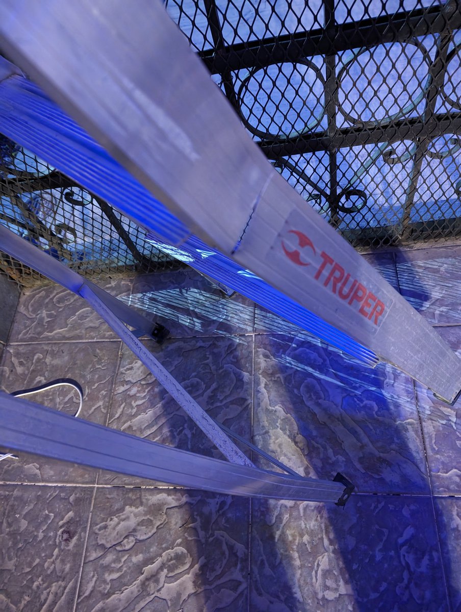 efrarios's tweet photo. @Truper @Profeco tu escalera de aluminio se fracturó bajo uso normal causando lesiones a mi papá que estaba en el tercer escalón. Dice capacidad 150kg, mi papá no pesa ni cercanamente eso, PRODUCTOS PELIGROSOS Y DE PÉSIMA CALIDAD. https://t.co/2TOHfzoQb2