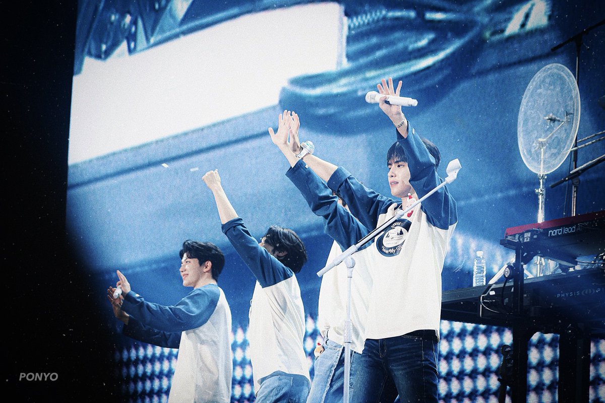 231223 내 사랑에 그저 몸을 맡긴 채 날 바라봐 줘
#데이식스 #DAY6 #선물콘