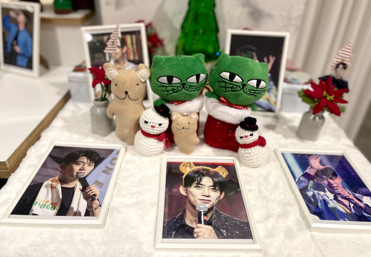 2pm_2021's tweet photo. 2023 HAPPY TAECYEON DAY
#specialTYtime #생일카페 
#テギョン #2pm #옥택연 
예쁜 생카 감사해요 :)
찬곰이랑 가족사진(?) 찍음ㅋㅋ https://t.co/zOqFFGGC6s